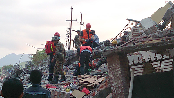 崩壊した家から人を救済している様子 2015年4月撮影