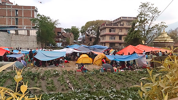 テントの下にて避難生活を余儀なくされています 2015年4月撮影