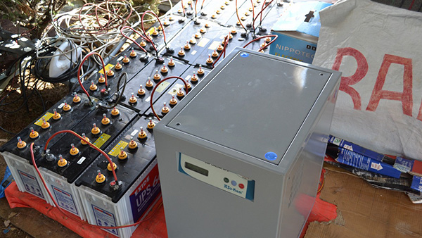 BHN事業地のラジオシンドゥFM局の停電に備えたバックアップ装置