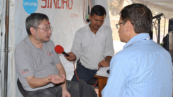 BHNの事業 ラジオシンドゥFM局にてネパール地震被災者支援についてのインタビューを受けるJPFスタッフ©JPF
