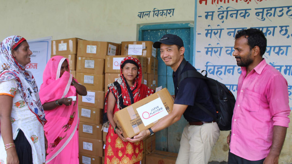 PWJ職員がMushahar村ガウル自治体の被災者へ緊急支援物資を配布した際の様子 