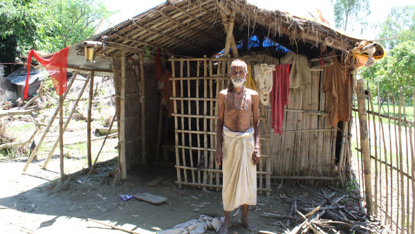 ガウル自治体9区Pipara Bhagwanpur村にて、15日間の冠水の後、自宅に戻った男性