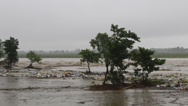 砂袋を超えて氾濫する川の様子。Laxmipur Belbechuwa村Raj Devi自治体 ©PWJ/ISAP