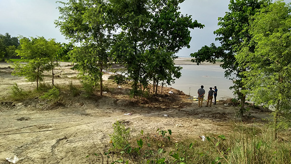 氾濫したバグマティ川を視察 ©PWJ/ISAP