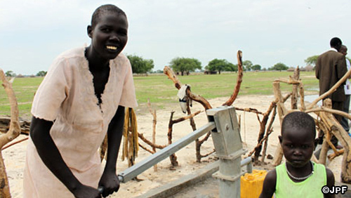 周辺住民と井戸管理委員の協力を得て、井戸が出来ました。安全な水が入手できるようになりました。