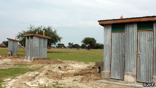 住民の協力を得て、学校にトイレが出来ました。