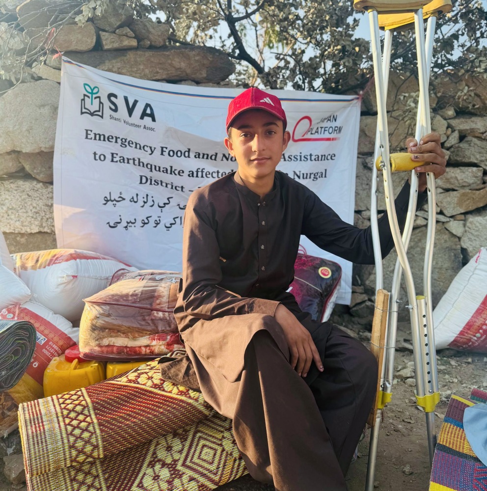 物資を受け取った少年