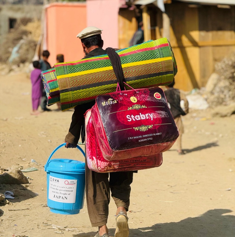 物資を運ぶ男性