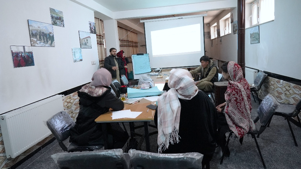 女性たちが簡易防災インフラに使用する蛇籠作りを学ぶ／アフガニスタン、バーミヤン県／2026.01.29／©️CWSA