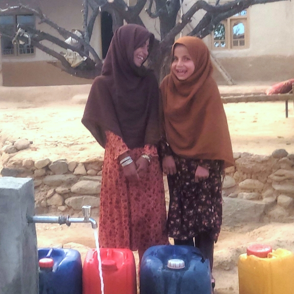 ハジャラさん（左）といとこ ©JEN