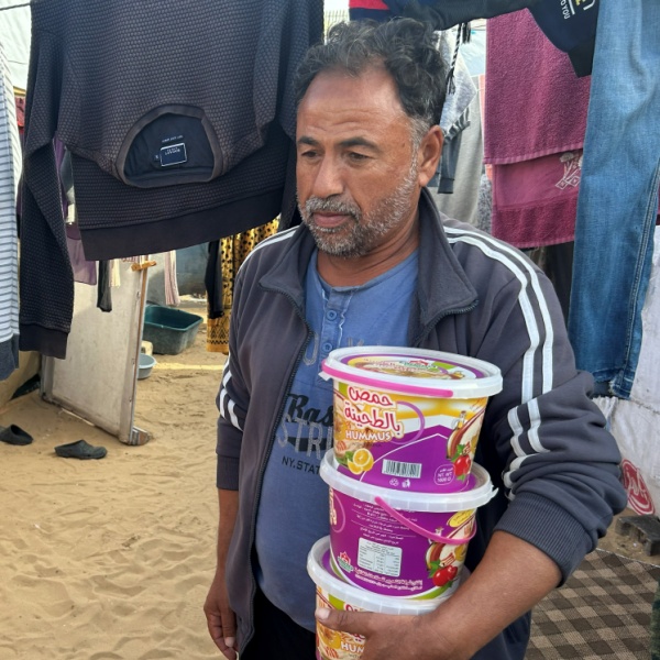 炊き出しの食事を受け取るモハメドさん