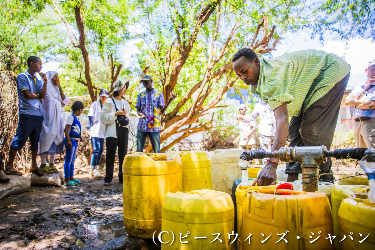 カクマ難民キャンプにおいて給水スタンドで水汲みする難民男性 ©ピースウィンズ・ジャパン