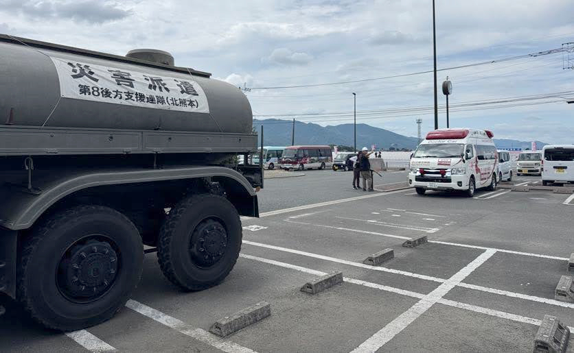 町役場で支援を行う自衛隊の給水車／熊本県氷川町／2026.07.30 ©JPF
