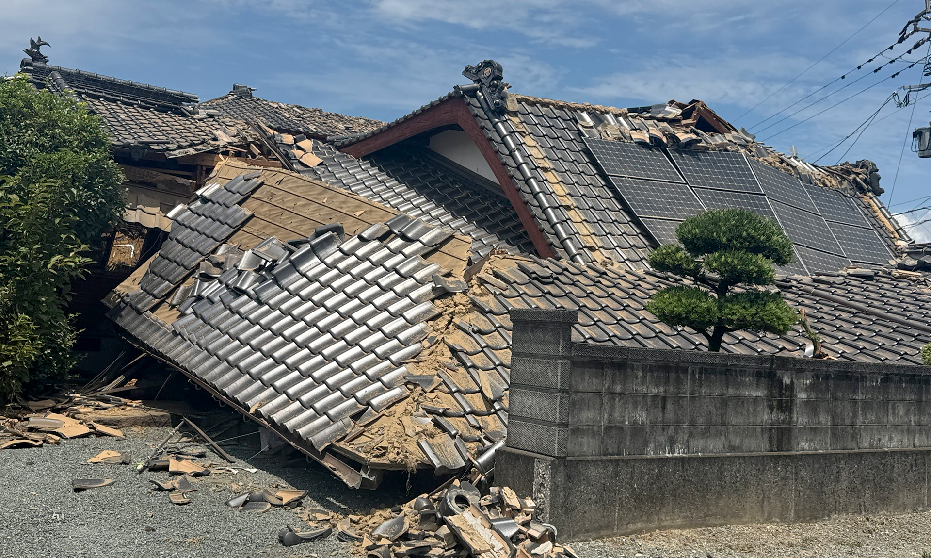 地震により倒壊した家屋の様子／熊本県内／2026.07.30 ©JPF