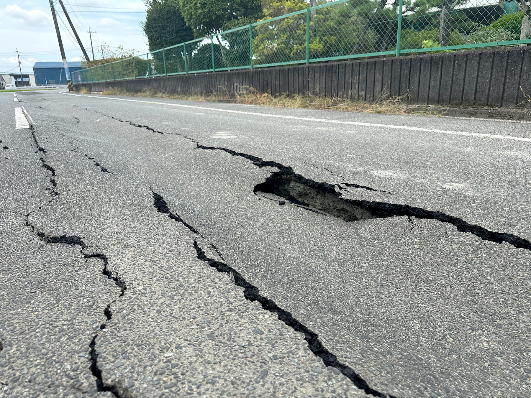 陥没している道路の様子／熊本県内／2026.07.30 ©JPF