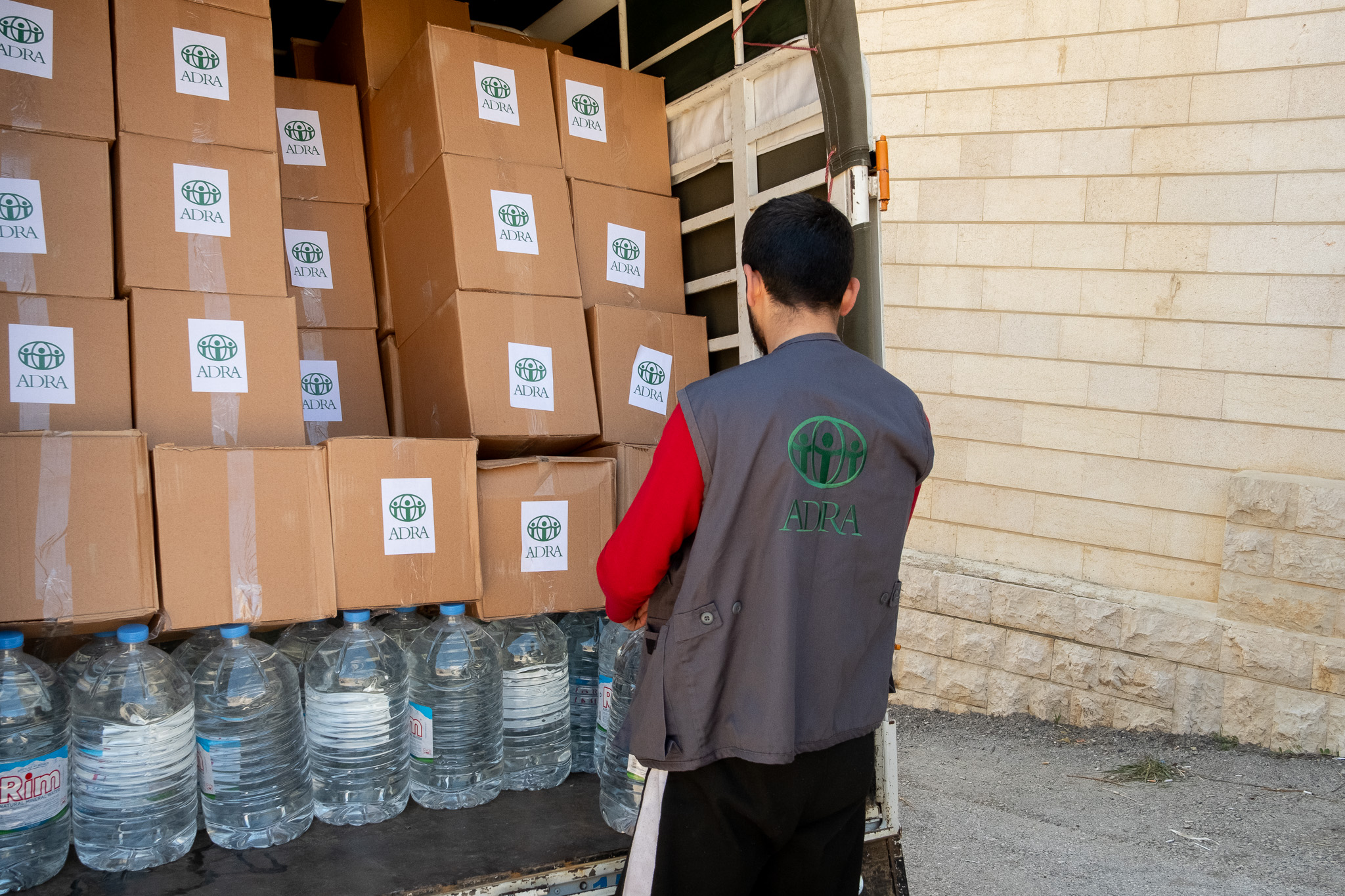 避難生活に必要な物資の配付 トレバノン中部マウントレバノン