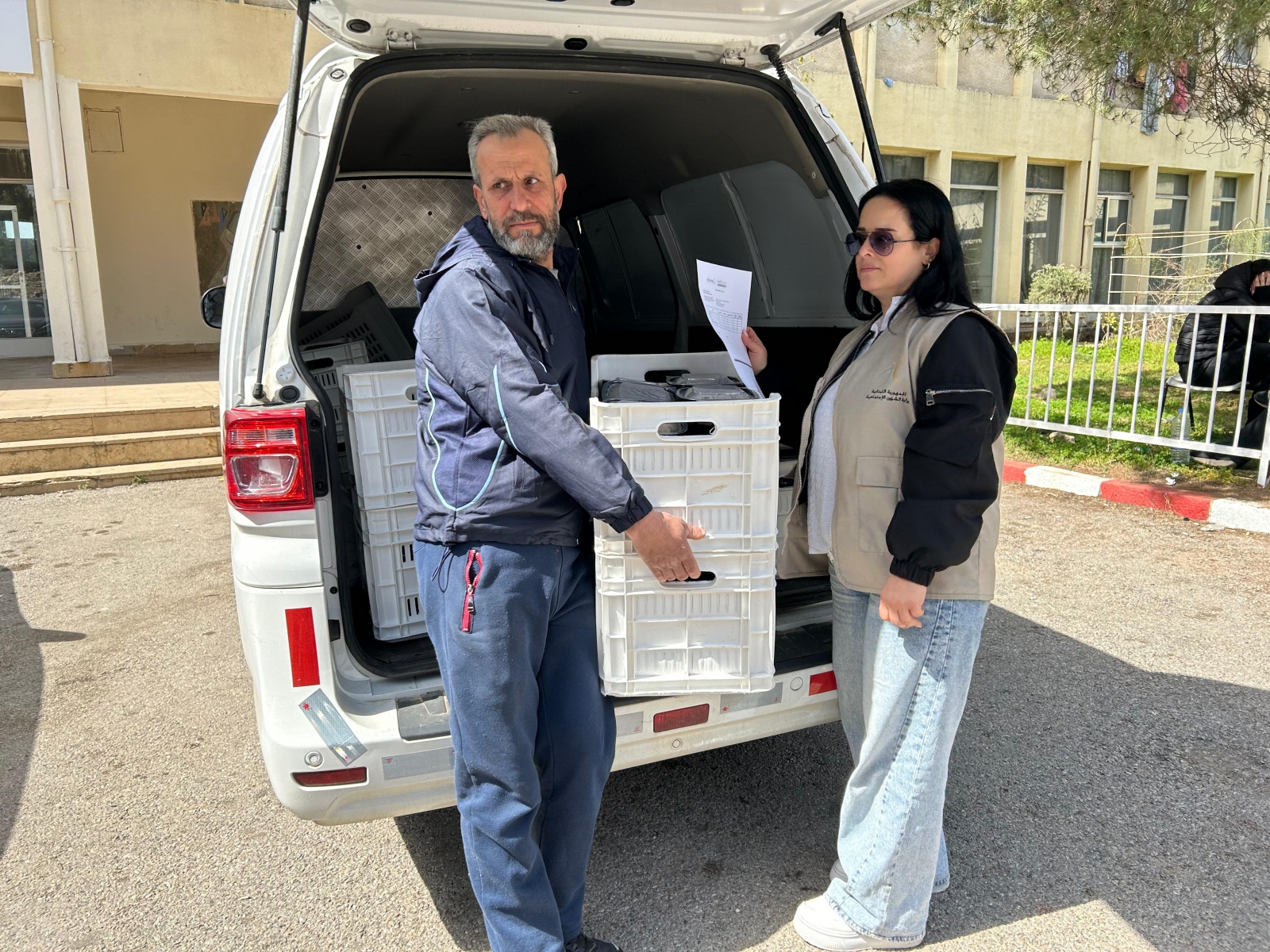 山岳レバノン県の避難所に逃れた人々へ食料を届ける現地提携団体スタッフ