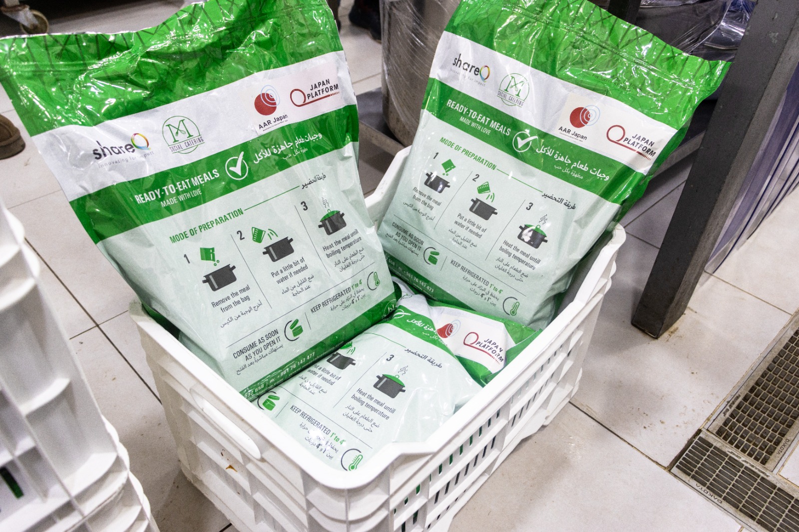 現地協力団体ShareQの食品加工施設で調理・包装された配付用の食事 ©ShareQ／AAR Japan