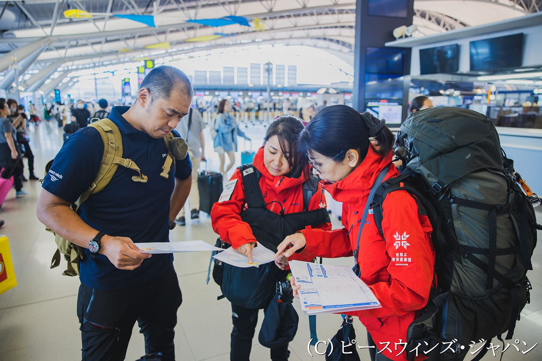 緊急初動調査のために出発する加盟NGO 🄫ピースウィンズ