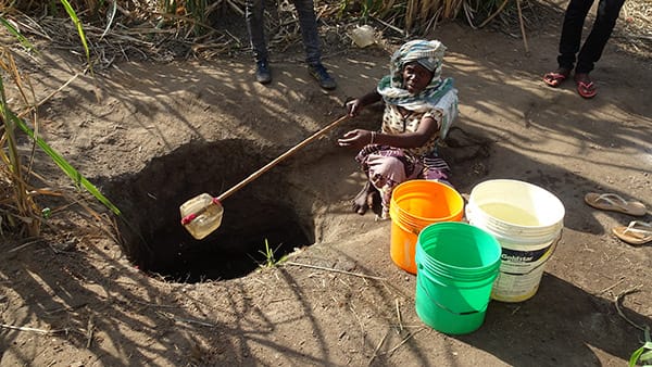 マニガニェ再定住居住地の住民の給水源 ©PW