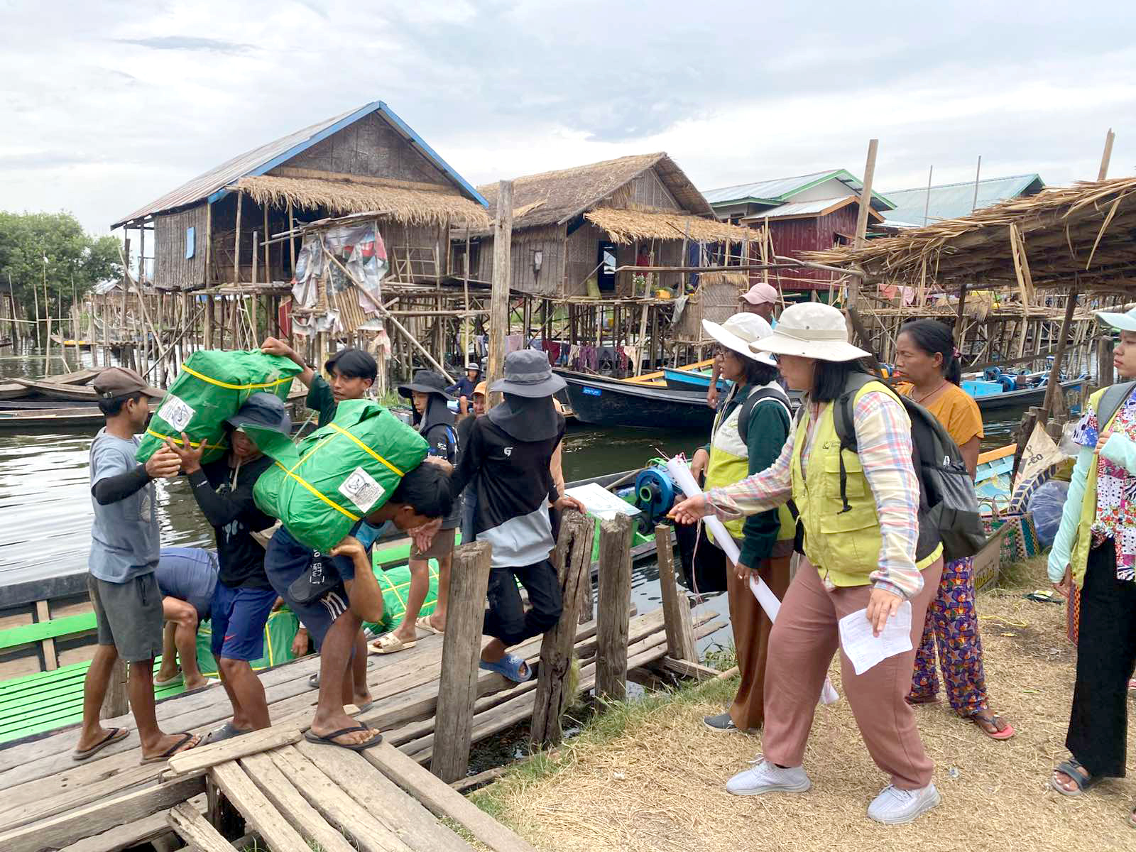 支援物資を運び込む様子／ミャンマー中央部／2025.04.05