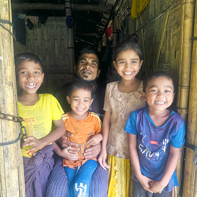 新しい住居の前のハシェムさん家族／2024.08 ©Save the Children