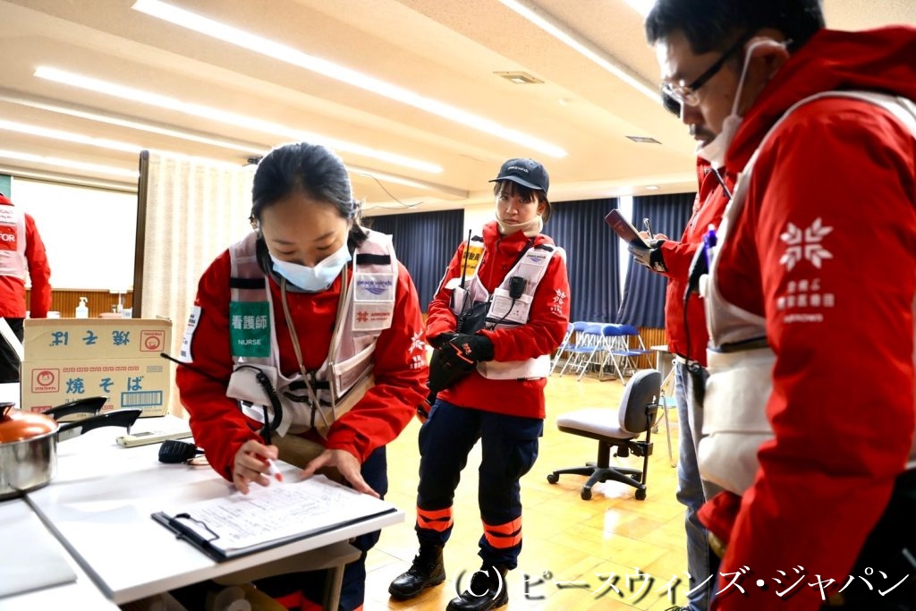 避難所で継続的な情報収集を行い、一部で臨時診療所も開設_珠洲市_緊急初動調査_2024年1月3日 ©ピースウィンズ