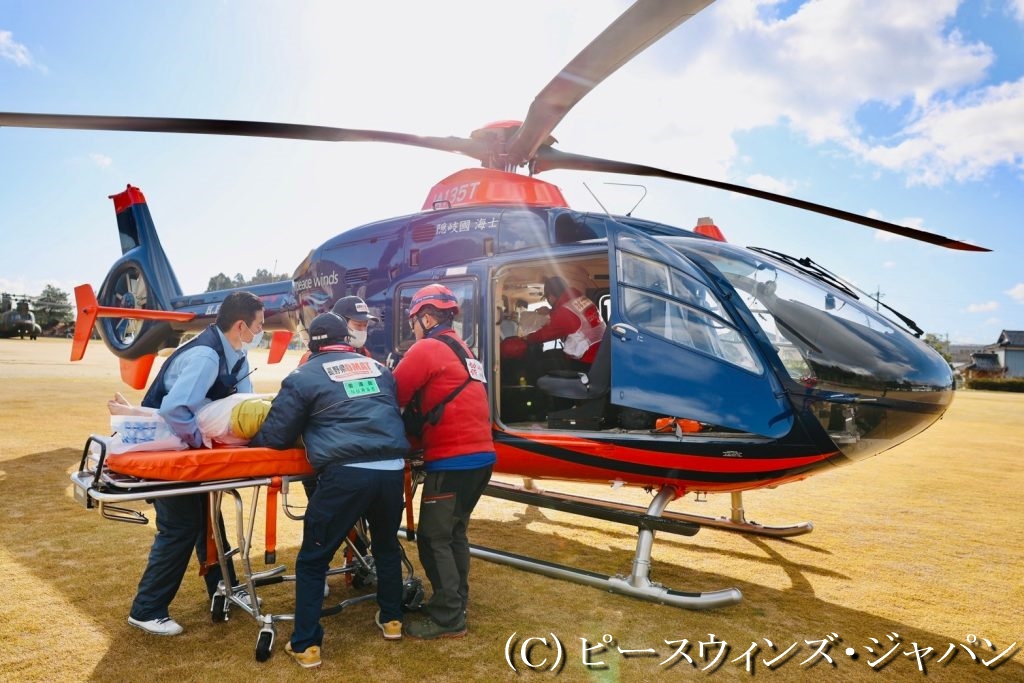 珠洲市内に離着陸できる場所を確保し、ヘリコプター2機をフル稼働させて医療支援_2024年1月4日 ©ピースウィンズ
