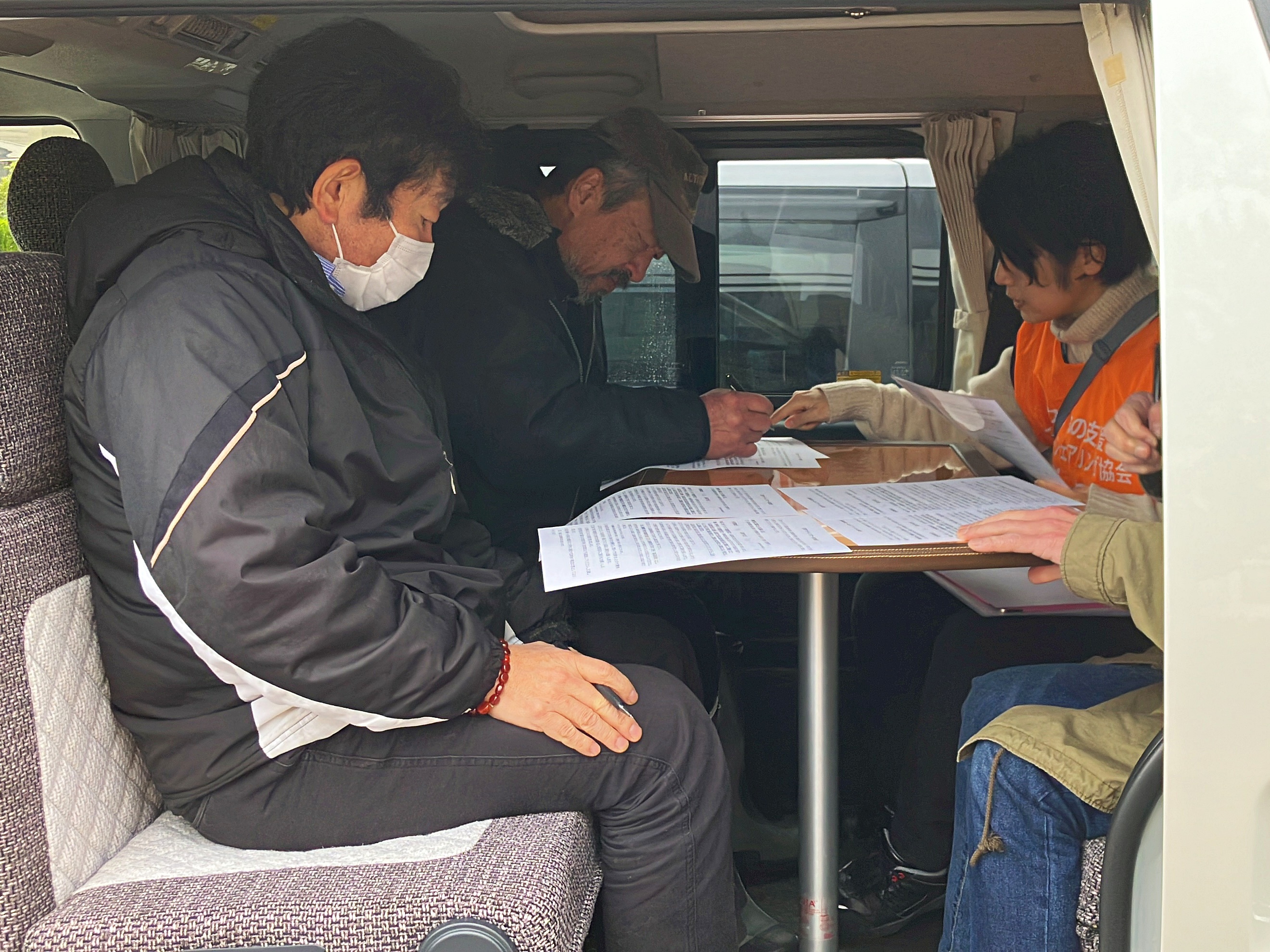 被災地における、キャンピングカーでの貸し出し手続き ©JCSA