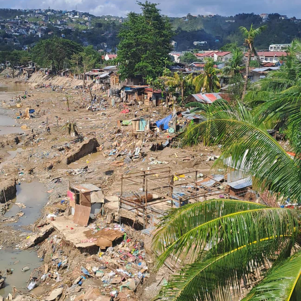 台風被災地では7.6万軒以上の家屋が全壊した。瓦礫と土砂が堆積している／フィリピン、セブ州タリサイ市／2025.11.11©JADE
