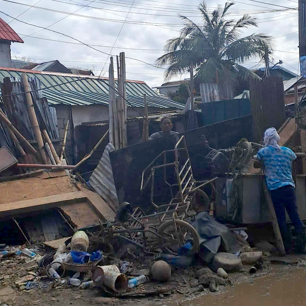 被災地の一部では未だに水が退いておらず、感染症の発生が懸念されている／フィリピン、セブ州タリサイ市／2025.11.11©JADE