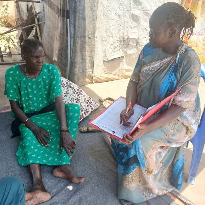 支援を受け取るニャンチューさん