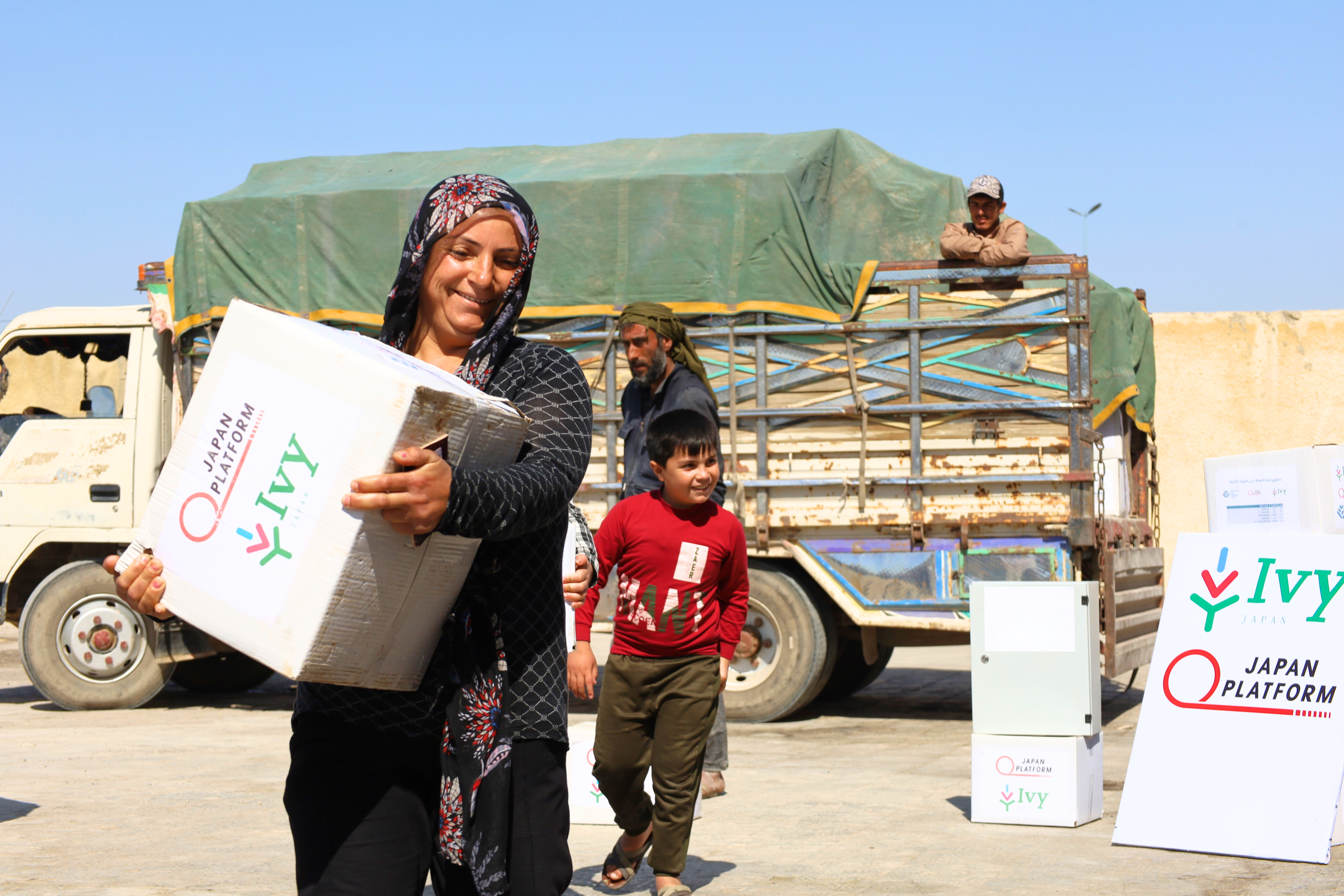 食料バスケット配布時の様子