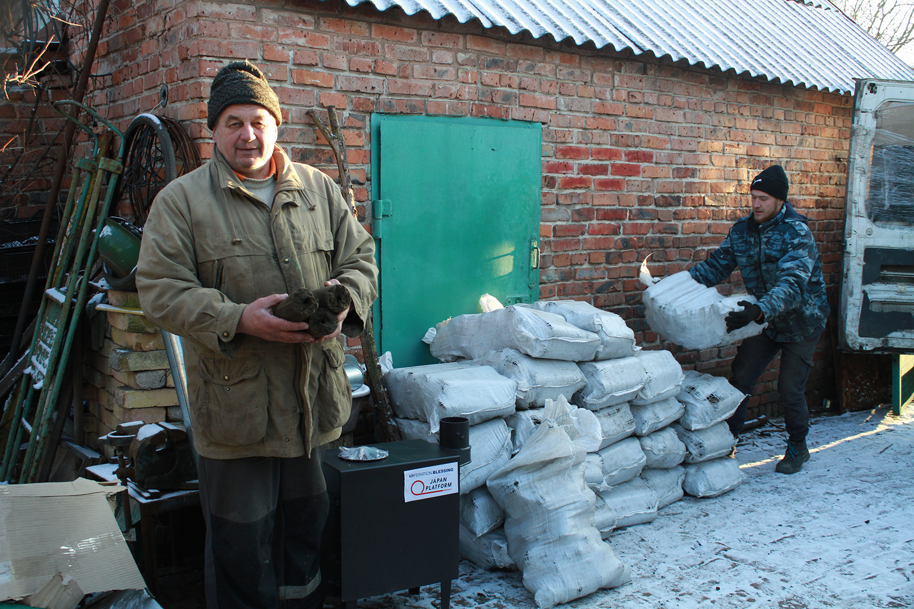 ウクライナ東部のトレツク地区で燃料とストーブを受け取る受益者 ©Emmanuel Charity Association(OBJパートナー団体)