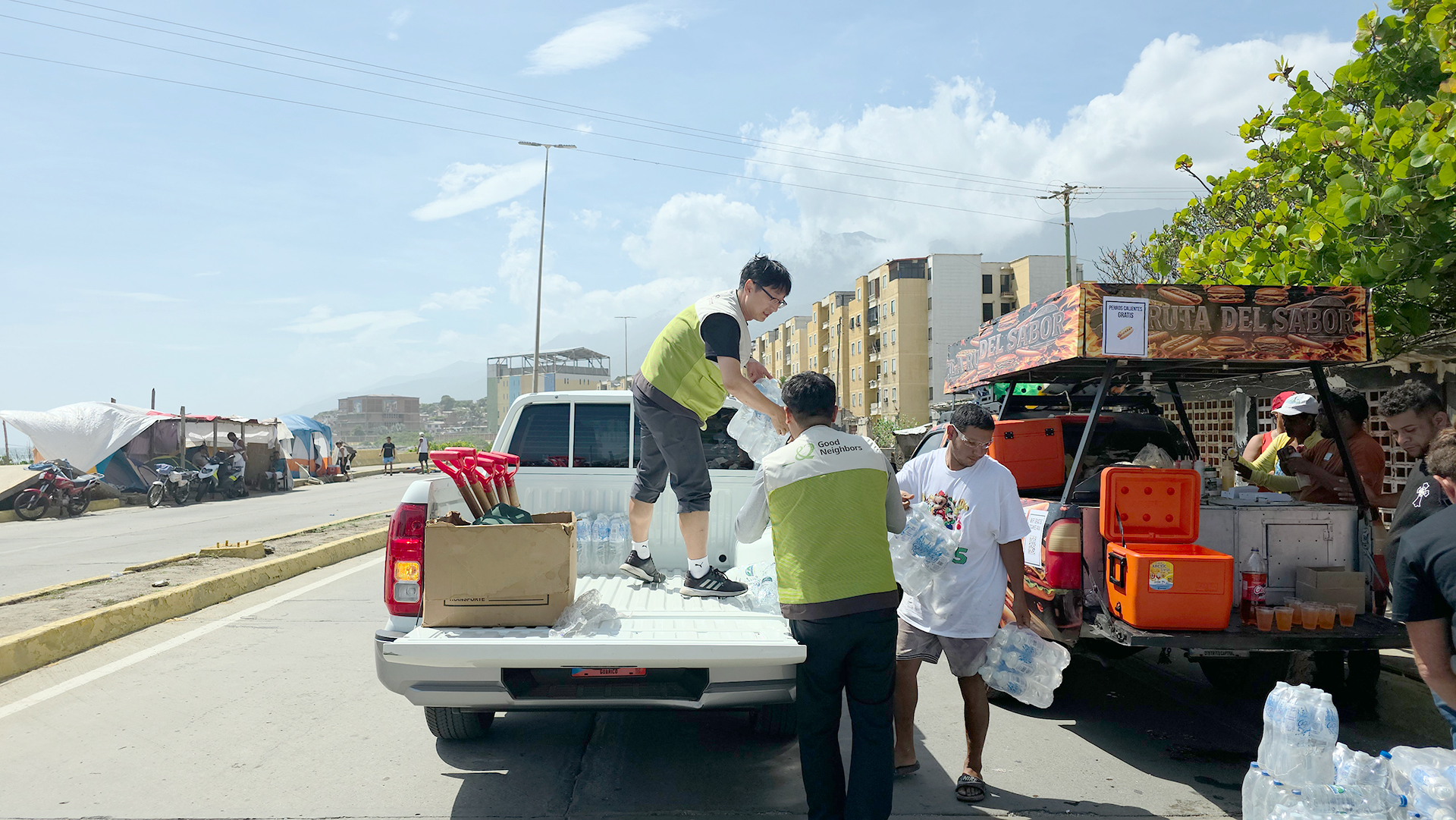 寸被災者に支援物資を配布するグッドネーバーズスタッフ／La Guair／2026.07.02 ©Good Neighbors Mexico
