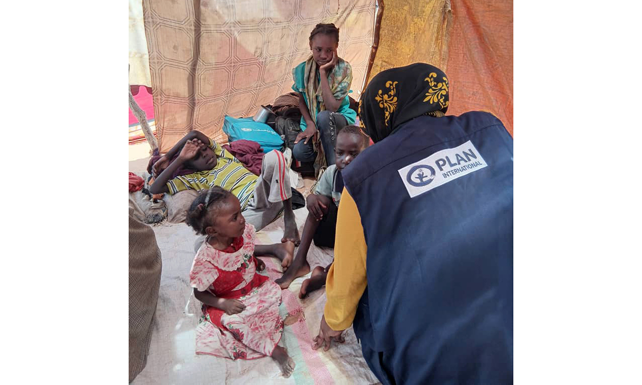 北ダルフールのタウィラにて子どもの栄養状態を確認するスタッフ／北ダルフール州タウィラ／2025.10 ©Plan International