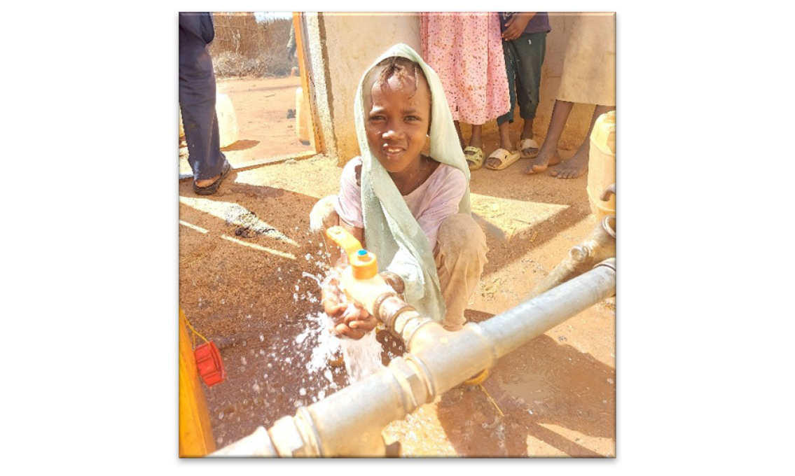 修繕した井戸と手を洗う子ども／南ダルフール州 ©World Vision