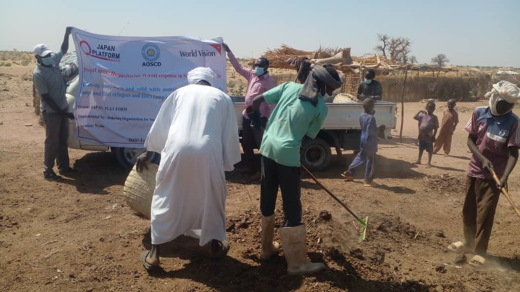 清掃キャンペーンでの固形廃棄物収集の様子／南ダルフール州 ©World Vision