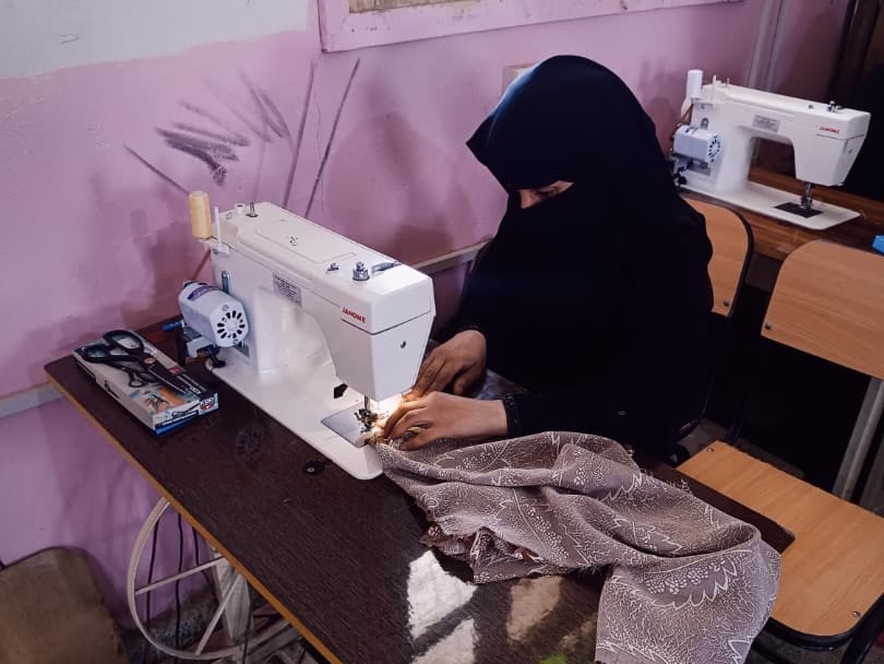 裁縫の職業訓練に参加する女性／イエメン、タイズ県／2026.1.26 ©ACCEPT