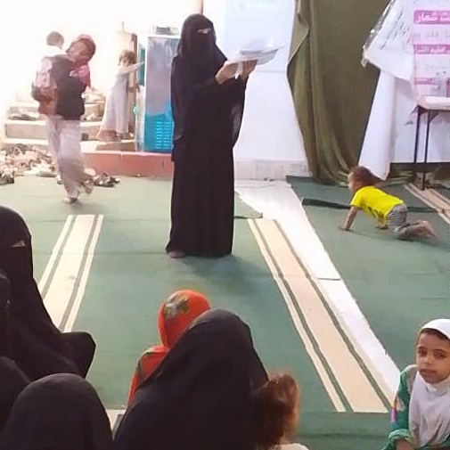 キャンプ内で啓発活動を主導するラフマさん ©ACCEPT