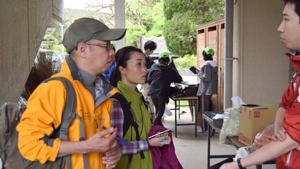 益城町立飯野小学校にて調査中のJPFスタッフ ©JPF