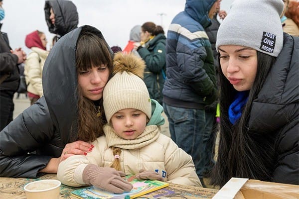 ウクライナ国外に避難した人々の様子