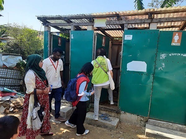 ミャンマー避難民キャンプでトイレの修繕を実施