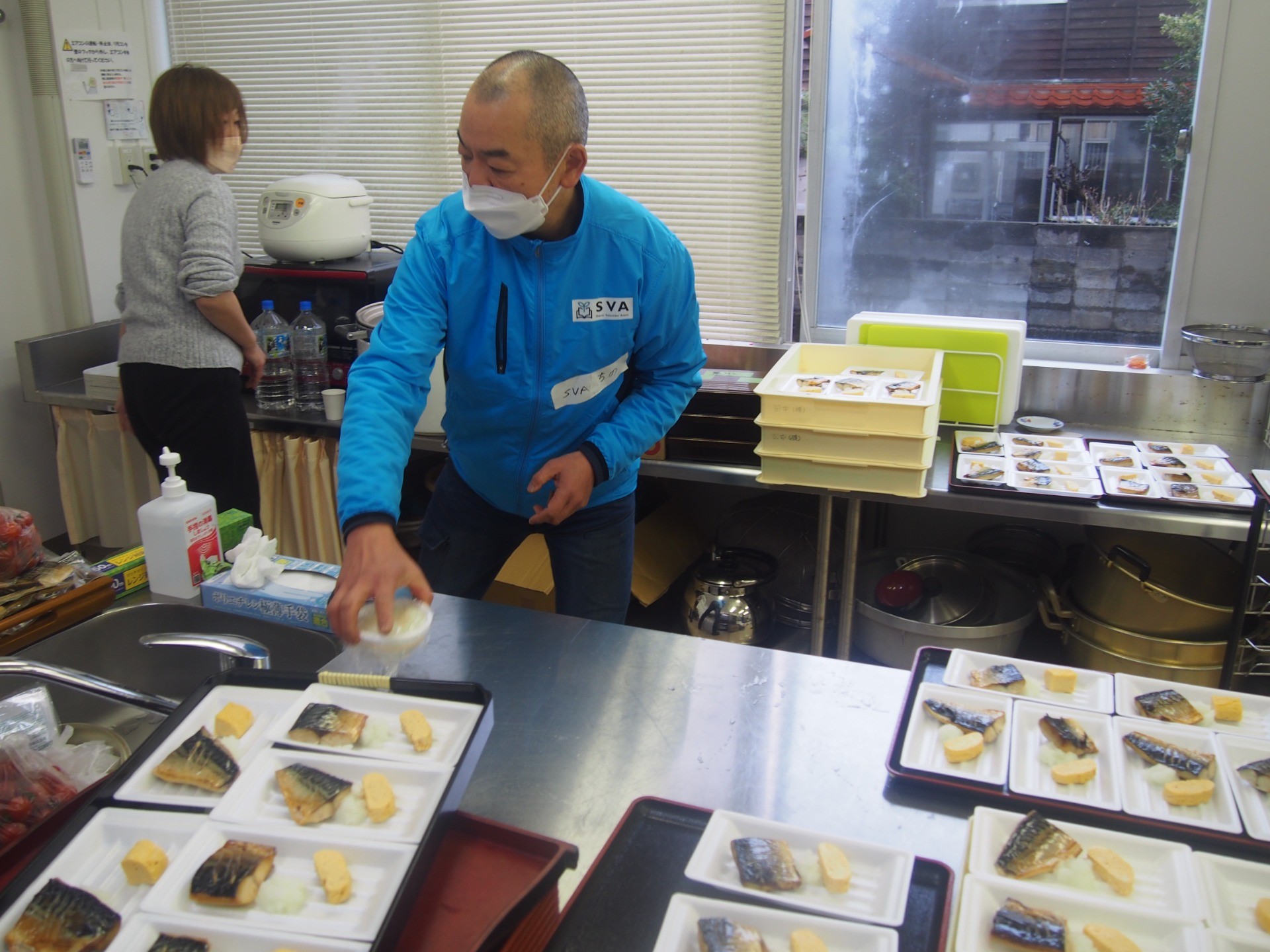 温かく栄養のある食事や心のケアなど、被災された方々の生活環境を改善