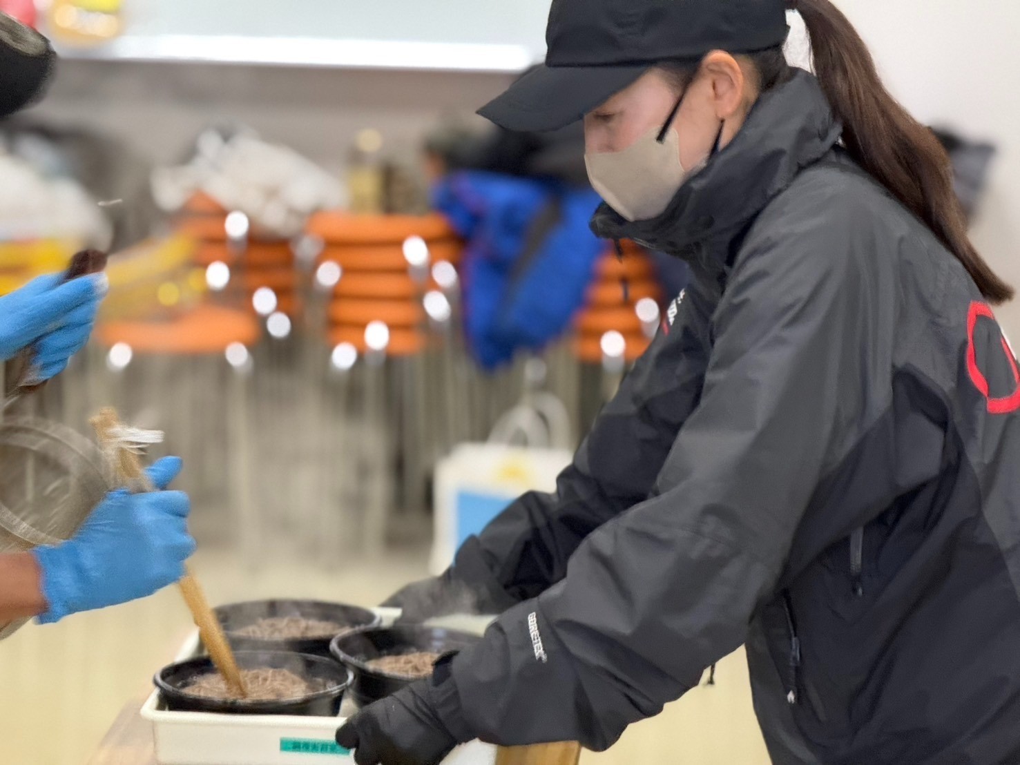 温かい年越しそば300食が振る舞われた大みそか【休眠預金事業】