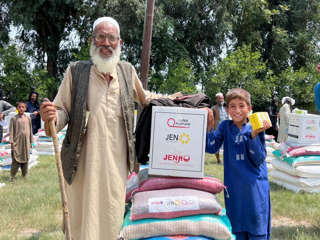 帰還せざるをえなかった人々へ、食料支援と基本的な衛生知識を提供