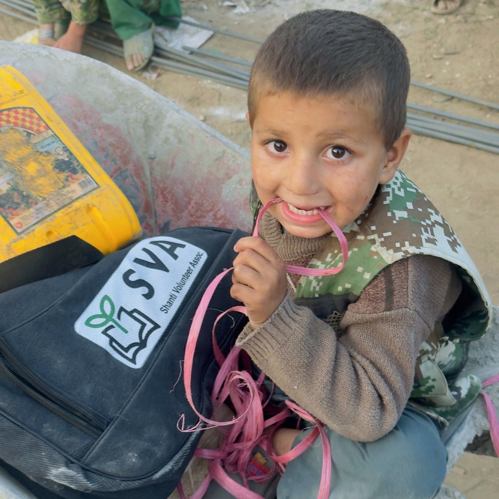 厳しい冬を間近に毛布と食料を配布。安堵した人々の声