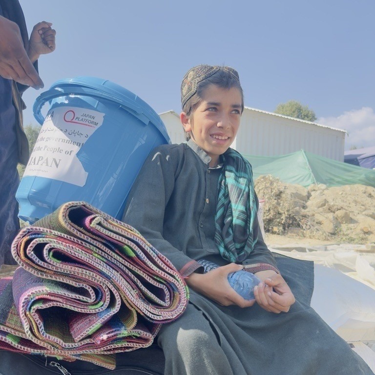 地震発生から3カ月。避難キャンプで暮らす少年、母のストーリー