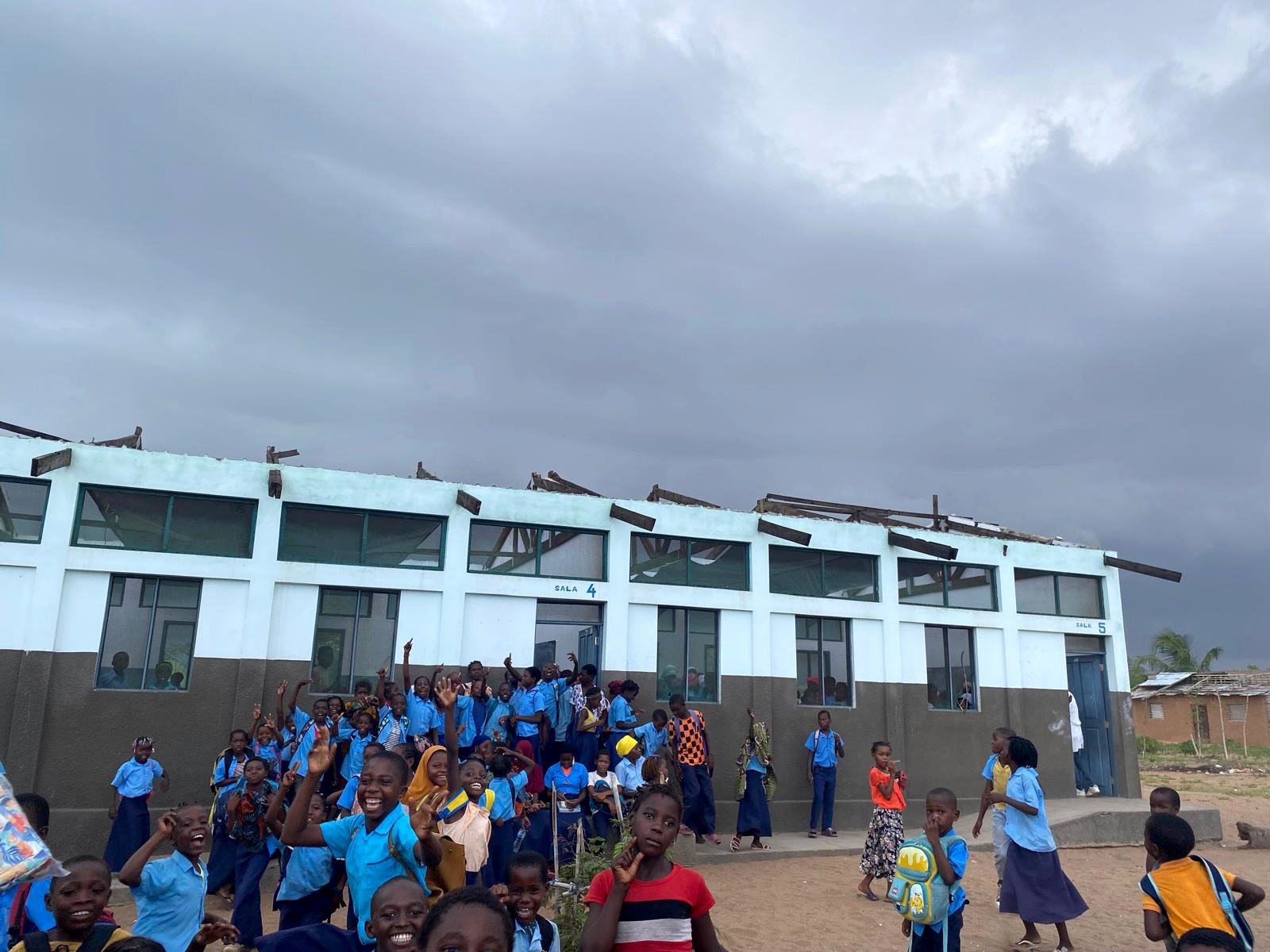 災害から立ち上がる力を育てる：教育・保健・防災啓発支援