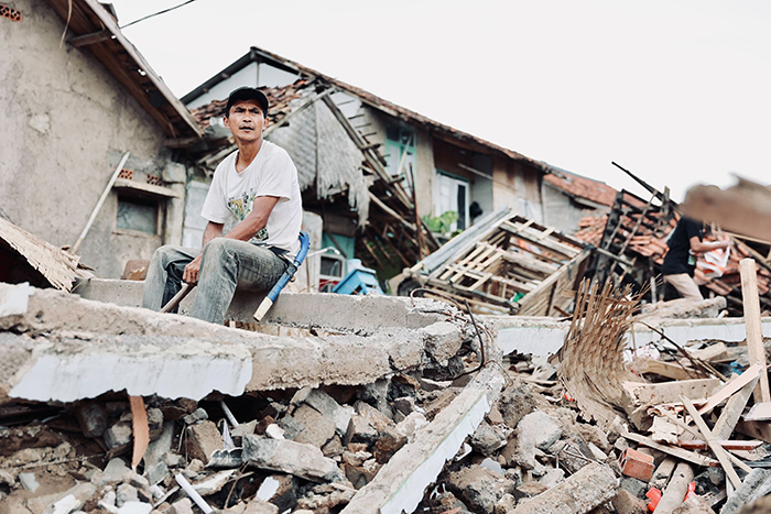 激しく倒壊した家屋（撮影：2022年11月26日チアンジュール県）（C）ピースウィンズ